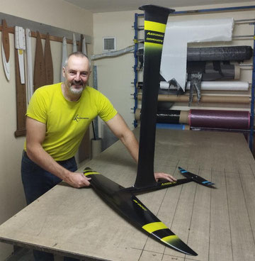 Alexis Marechal présente son windfoil hydrofoil Aeromod noir et jaune, avec un stab bleu turquoise