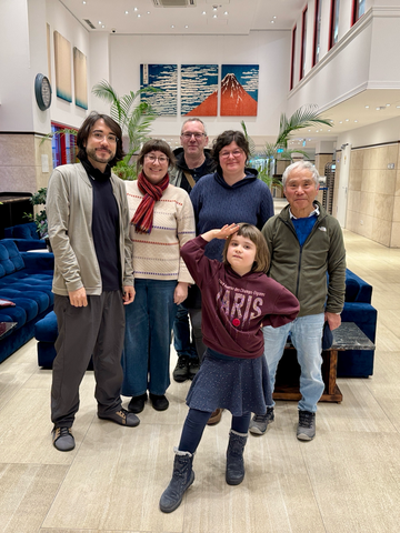 Das Koyama Team im März 2026 - vlnr. Andreas Koyama, Bettina Koyama, Andreas Frenzel (Reiseleiter), Mirjam Schwarz (Reiseleiterin), Shoji Koyama, und vorne mit dabei: Yuna Koyama (zukünftige Reiseleiterin?)