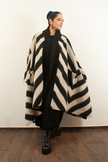 langer Strickmantel mit schwarz-offwhite Strickmuster
