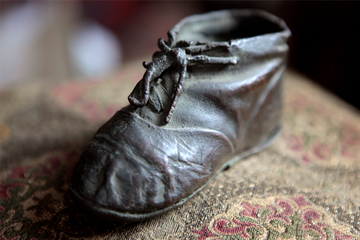Erwin Bowien's children's shoe in bronze