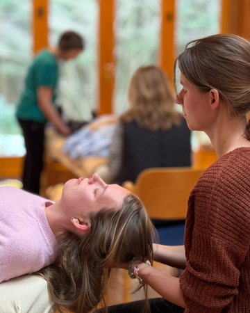 Mentorin Irene Rinnerberger während einer Cranio-Behandlung. Cranio Ablauf, anwendung, Preis und Wirkung.