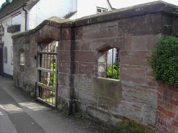 Northfield Pound, the Great Stone Inn beyond.