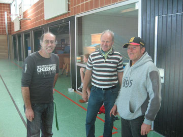 Rainer Prieß (von links), Günter Donath und Gerd Otte (mit Mütze) fachsimmpeln über Tischtenniis