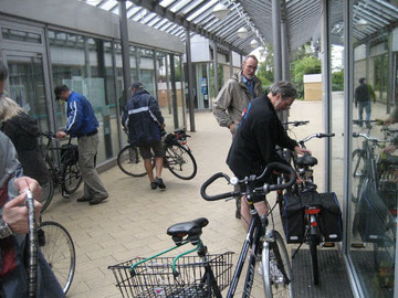 Nach der Fahrradsponsorenrundfahrt 2010: Die Sozialradler treffen beim Westhagener Mütterzentrum ein