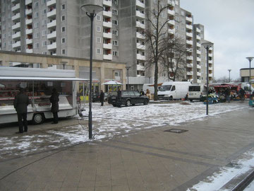 Das Westhagener Einkaufszentrum mit Blick auf Hochhäuser in der Dessauer Straße