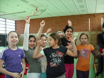 Mädchen der 4b freuen sich riesig über den Sieg im Brennballturnier