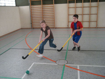 Vorbildlich spielen die Knder den Ball