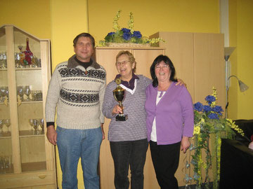 Die strahlende Siegerin Alwine Rendeck (Mitte) mit dem Pokal. Rechts: Mütterzentrum-Chefin Elisabeth Streich und Manfred Wille (links)