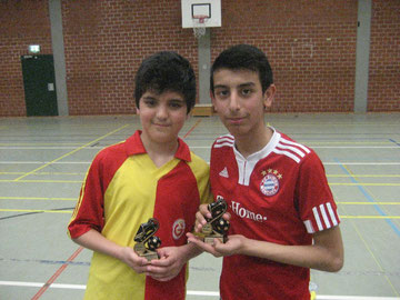 Fatih Güclü (links) und Serverdan Haliti erhielten einen Torschützenpokal