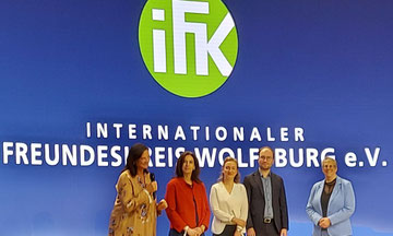 Ein fettes DANKE: IFK-Präsidentin Kerstin Stackmann (von links) dankt Michaela Hasenpusch, Christin Schnaithmann, Tim Hondke und Christina Gründankte für ihr unermüdliches Engagement.