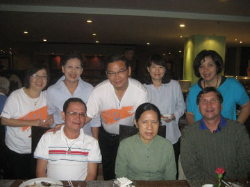 Teilnehmerinnen und Teilnehmer des internationalen Essens des YMCA Chiang Mai