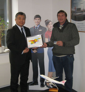 Darren Hua (links) und Manfred Wille mit dem farbenfrohen Bild mit einem fliegenden Elefanten