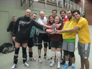 Die Vorsfelder Volleyballcracks mit dem Diakoniepokal