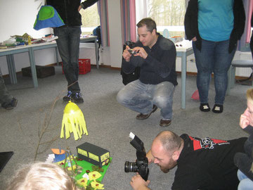 Martin Scott (hockend mit kleinem Fotoapparat) in Aktion beim CVJM Landesverband Hannover