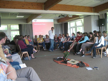 Burkhard vom Schemm mit Teilnehmern der CVJM-Tagung