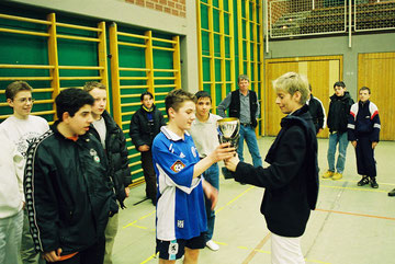 Hauptschul-Rektorin Kerstin Dauer übergibt 1999 den Pokal an den Torschützenkönig der ersten Westhagener Pausenliga im Fußball, Toni Renelli