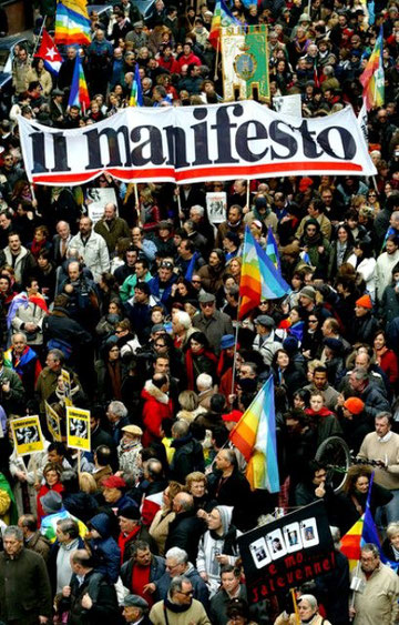 Il Manifesto rykkede i verdensoffentligheden, da en af bladets reportere, Giuliana Sgrena, blev kidnappet i Irak. Il Manifesto organiserede i den forbindelse en demo mod Irak-krigen i Rom med 500.000 deltagere.