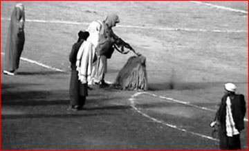 Taleban henretter en kvinde på et stadion i Kabul