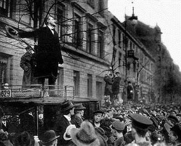 Karl Liebknecht holder tale ved en demonstration foran indenrigsministeriet i Berlin