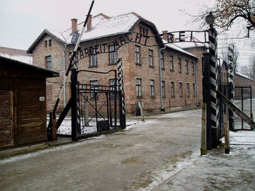 En af indgangsportene til Auschwitz med skiltet: "ARBEIT MACHT FREI".