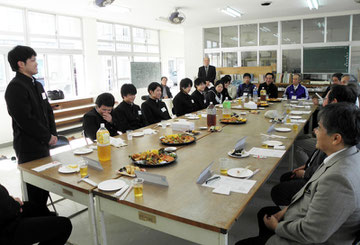 生徒1人ひとりが卒業後の抱負を語った=八重農