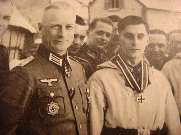 Division Commander of 198. Infanterie-Division from 18.01.1945 to April 1945;  Major i.G. Konrad Grauer. Next to him his Hauptmann Zeiher who was just awarded the Knights Cross