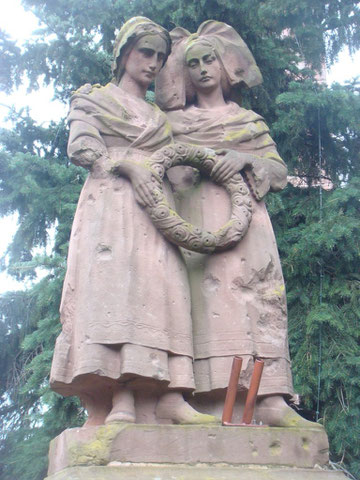 The statue known as "Monument aux morts dit Monument de la Fidélité à Bennwihr" today June 2013