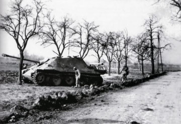 Allied soldiers examine the burnt-out Jagdpanther No 131 of Unteroffizier Karl-Heinz Danisch outside Wickerschweier