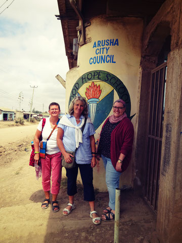 Arusha, August 2017: Jutta Friedrich, Ursula Riedel und Franziska Riedel (v.l.n.r.) am Tor der Good Hope School