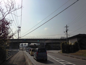 高松自動車道の下をくぐります。