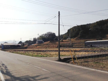 入口は「マルキ」の看板の正面です。