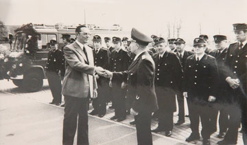 Otrbrandmeister Broermann u. Samtgemeinde Bürgermeister Geers 1977