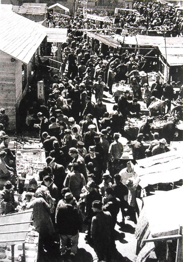 被爆直後の８月末には闇市が並び始め、多くの人人で賑わった（広島市、1946年春）