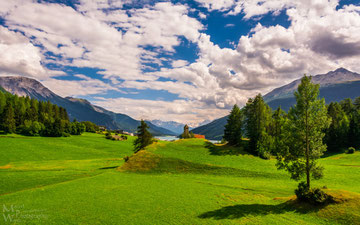 Nahe der Etschquelle, Blick über Reschen, den Reschensee und die Ortler-Kette im Süden (Klick zum vergrößern)