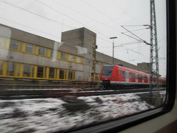 Веселенькие электрички австрийских железных дорог OВВ. А еще я новое слово по-немецки выучила: bahnhofe - вокзал!