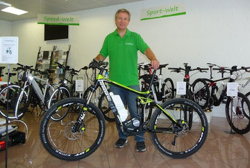 Roger Martin in seinem neuen e-motion e-Bike Shop Lenzburg