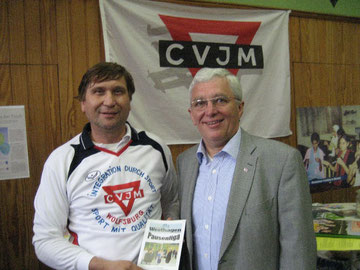 CVJM-Präsident Karl-Heinz Stengel (rechts) und Manfred Wille mit einer Broschüre über die Westhagener Pausenliga