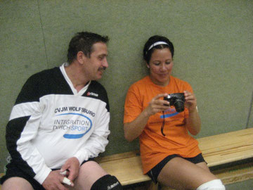 Beim Volleyball in Westhagen: Vanessa Rangel Padron (rechts) beim Freizeit-Oldie-Turnier um den "Diakonie-Wanderpokal" mit Valerie Seifried 2010