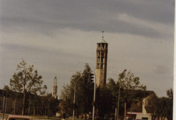 Die Christuskirche. Im Hintergrund die Christophorus-Kirche