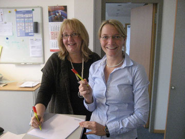 Stefanie Heider (rechts) und Angela Burkhardt probieren die integrativen Kugelschreiber gleich aus