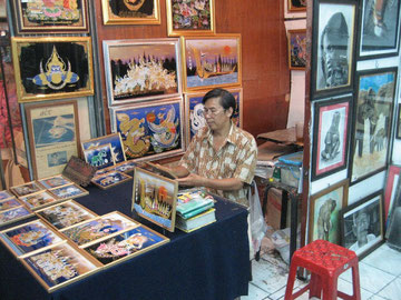 Der Glasmalkünstler Sayon Kaew-Lerng in seinem kleinen Atelier im Nachtbasar von Chiang Mai