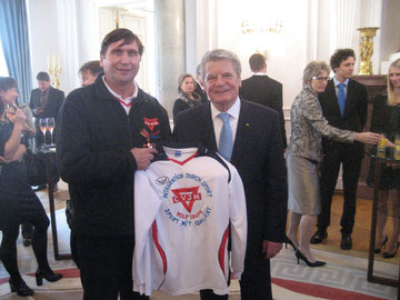 Auch bei der Verleihung des Bundesverdienstkreuzes durch den damaligen Bundespräsidenten Joachim Gauck im Schloss Bellevue hatte Manfred Wille ein CVJM-Trikot dabei und trug eine CVJM-Jacke