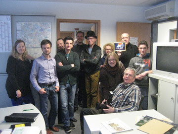Carsten Baschin mit Kolleginnen und Kollegen in den Redaktionsräumen