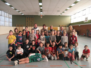 Die Schülerinnen und Schüler freuen sich mit den vielen Zuschauern auf das Finale