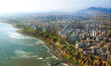Lima entre el Océano Pacífico y los Andes