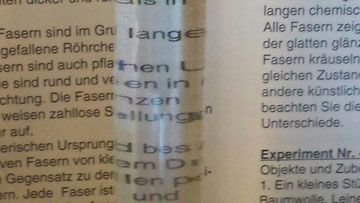 ein mit Wasser gefülltes Glasröhrchen als Lupe der Vorzeit