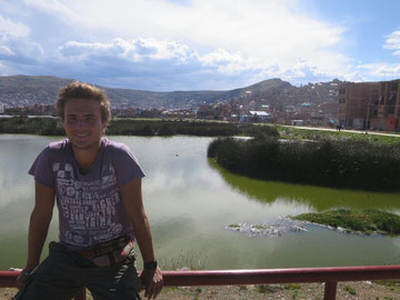 vor Puno auf einem Steg über den See