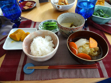 お汁いっぱいの白菜・大根・にんじんの煮物・・・生姜が効いててほんとうにおいしいの！かぼちゃも、お浸しも絶妙だったけど、いちばんのお気に入りは、あんかけのカブの煮物かなぁ♪