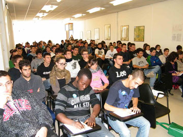 Numerose classi seguono il convegno in Aula Magna