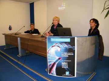 Da sinistra Chiara Sacchetti (volontaria AIRC), Rita Coccia (Preside ITTS VOLTA) e Cristina Mecucci (ricercatrice AIRC)